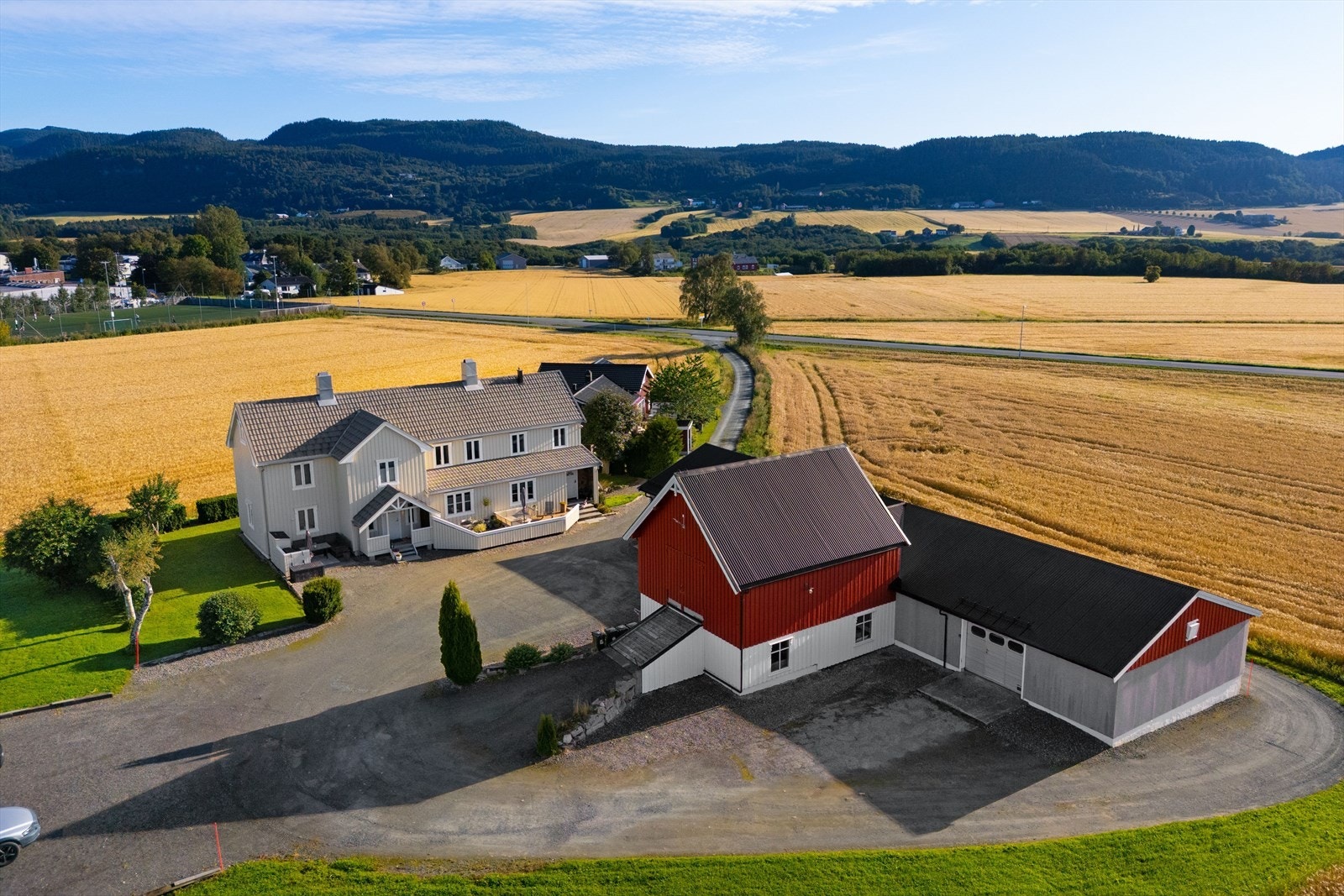 Eiendommen ligger midt i sentrum av Spongdal. Galleribilde