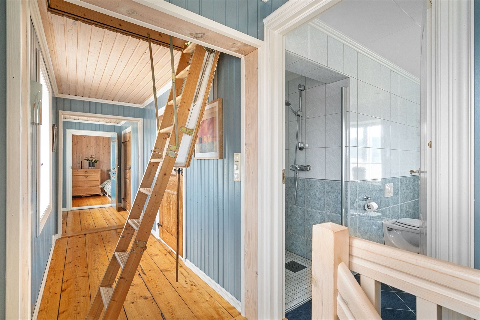 Det er innredet loft som man har tilgang til fra gangen til soverommene. Galleribilde