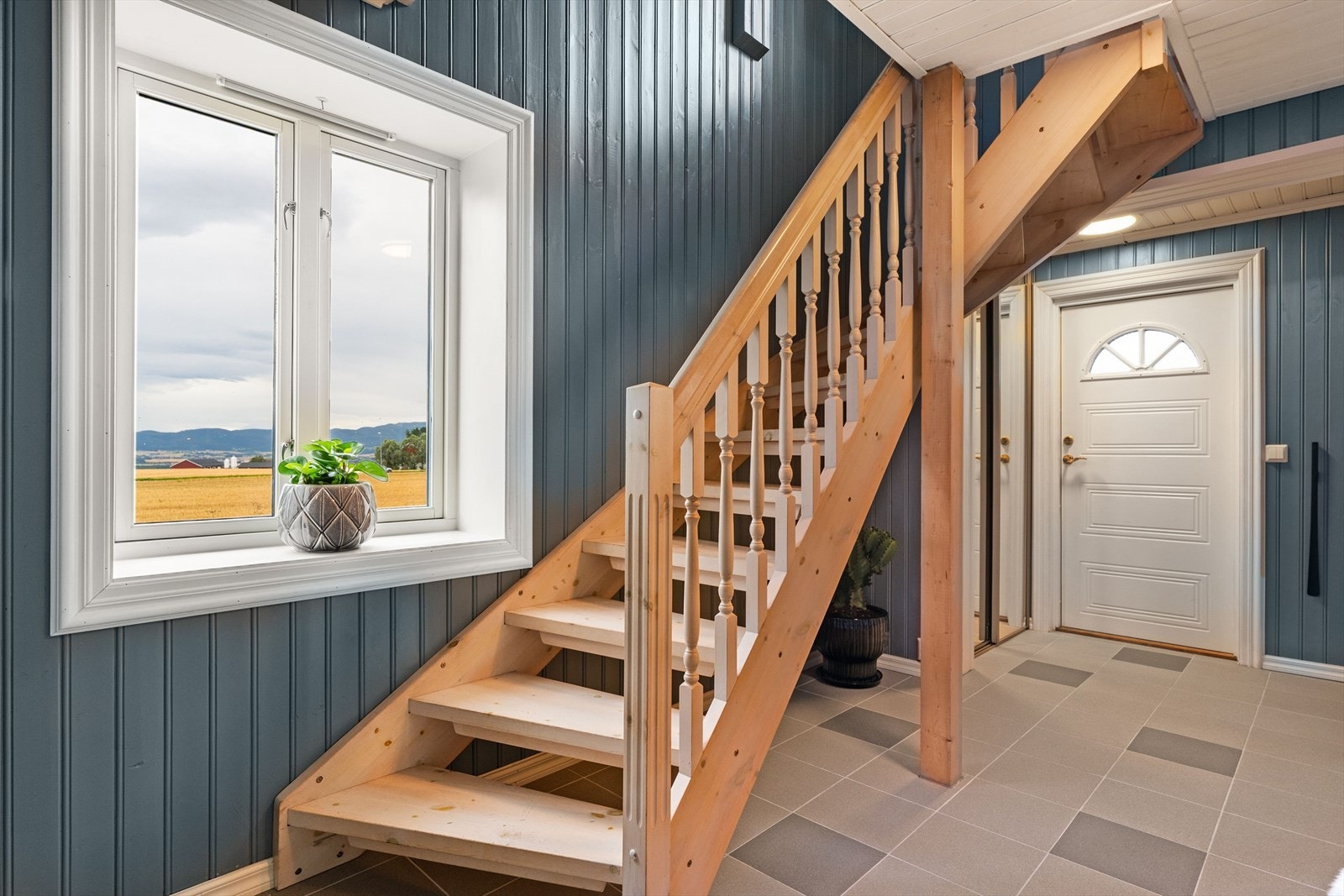 Lys og romslig gang hvor man har vaskerom og kommer til boligens andre etasje. Galleribilde