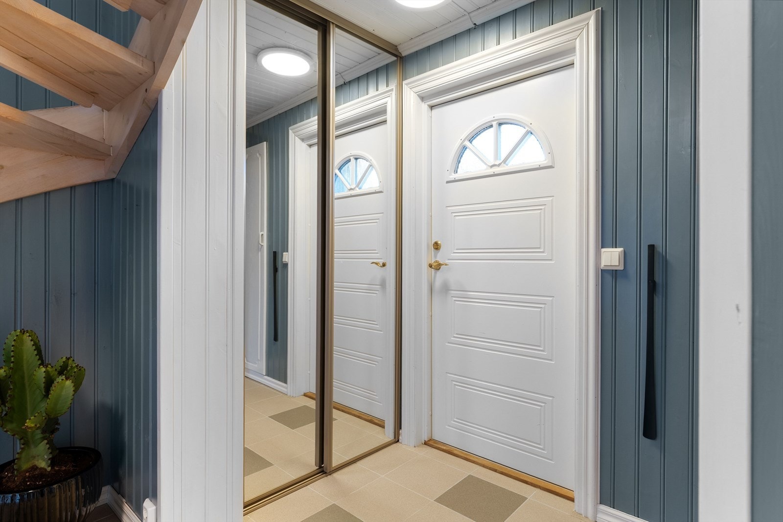 Det er etablert skyvedørsgarderobe ed inngangsdøren. Galleribilde