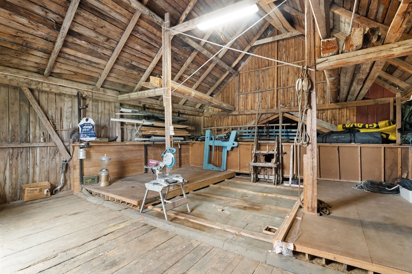 Stort området i låvens andre etasje med mye potensial. Galleribilde