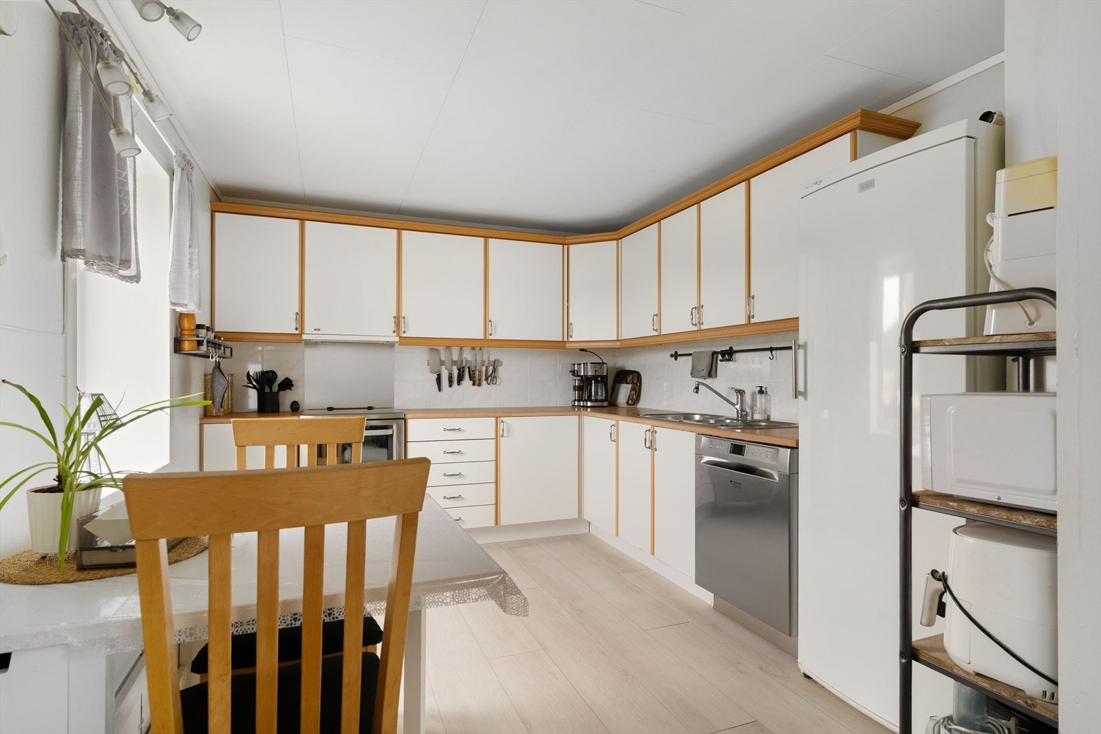 Stort praktisk kjøkken med mye skap- og benkeplass. Galleribilde