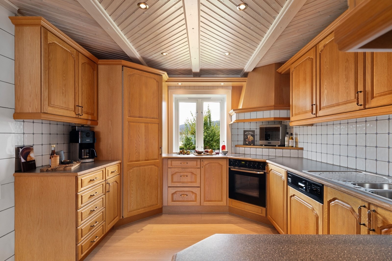 Kjøkknet nyter godt av at det er pent brukt og vindu som sørger for godt med lys. Galleribilde