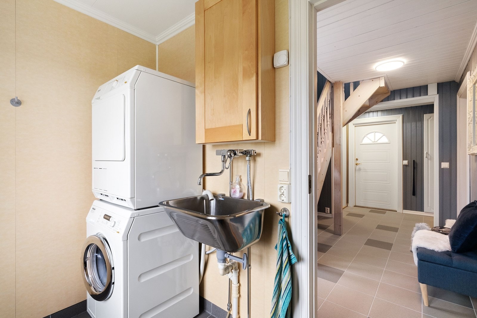 Praktiskvaskerom og toalett rom ved inngangspartiet. Galleribilde