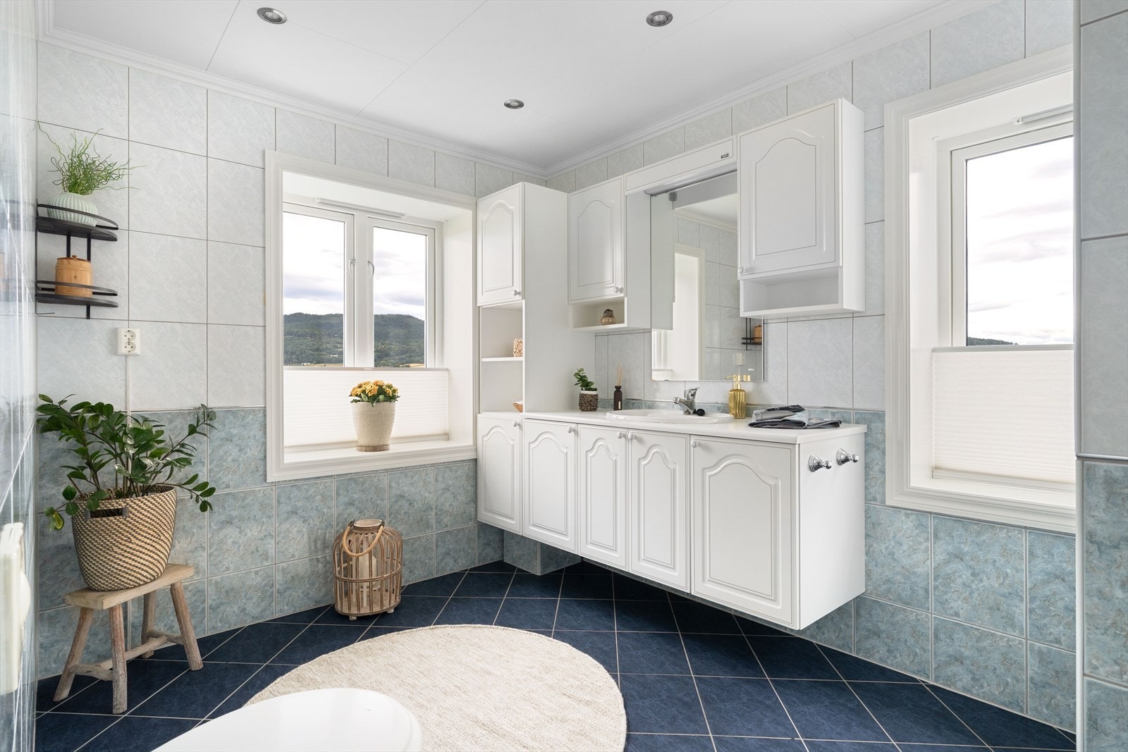 Badet er romslig og har varme i gulv. Galleribilde