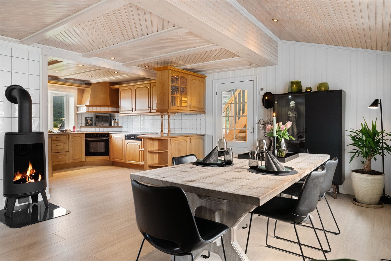 Stue/kjøkkenområdet er på hele 42,5 kvm med naturlige soner. Galleribilde