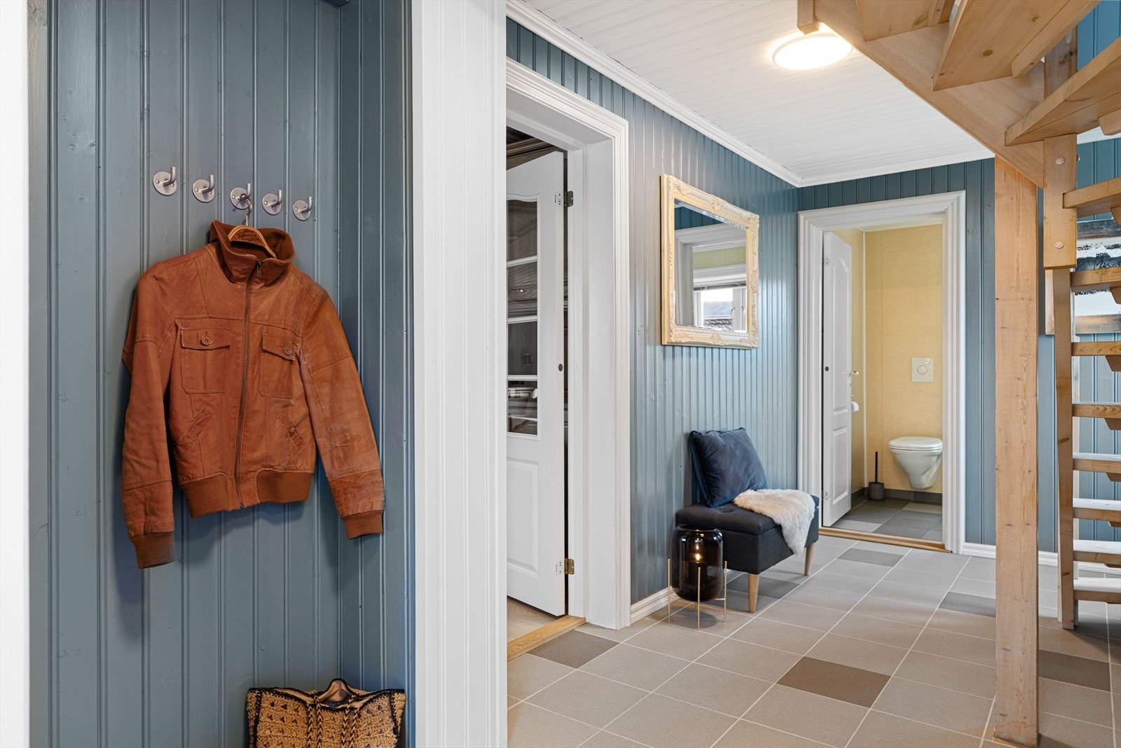 Gangen er på 10,5 kvm og har varme i gulv. Galleribilde