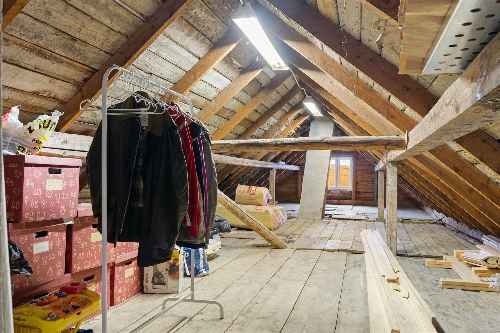 Over resten av boligen er det kald loft som nyter godt av lagringsplass og har stort potensial. Galleribilde