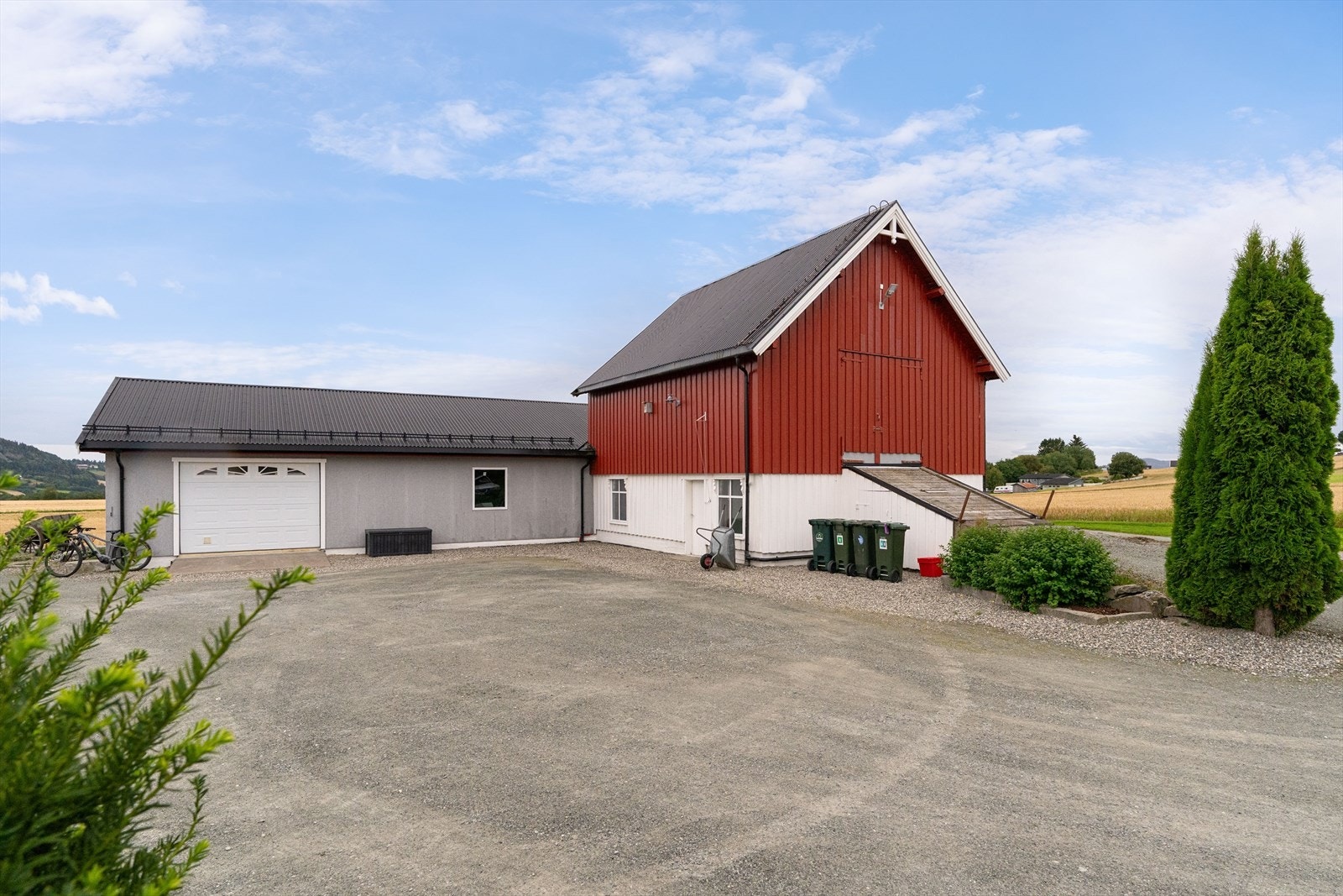 Romslig låve med flere områder, hvor et er utleid for kr. 8 000,- pr mnd pt. Galleribilde