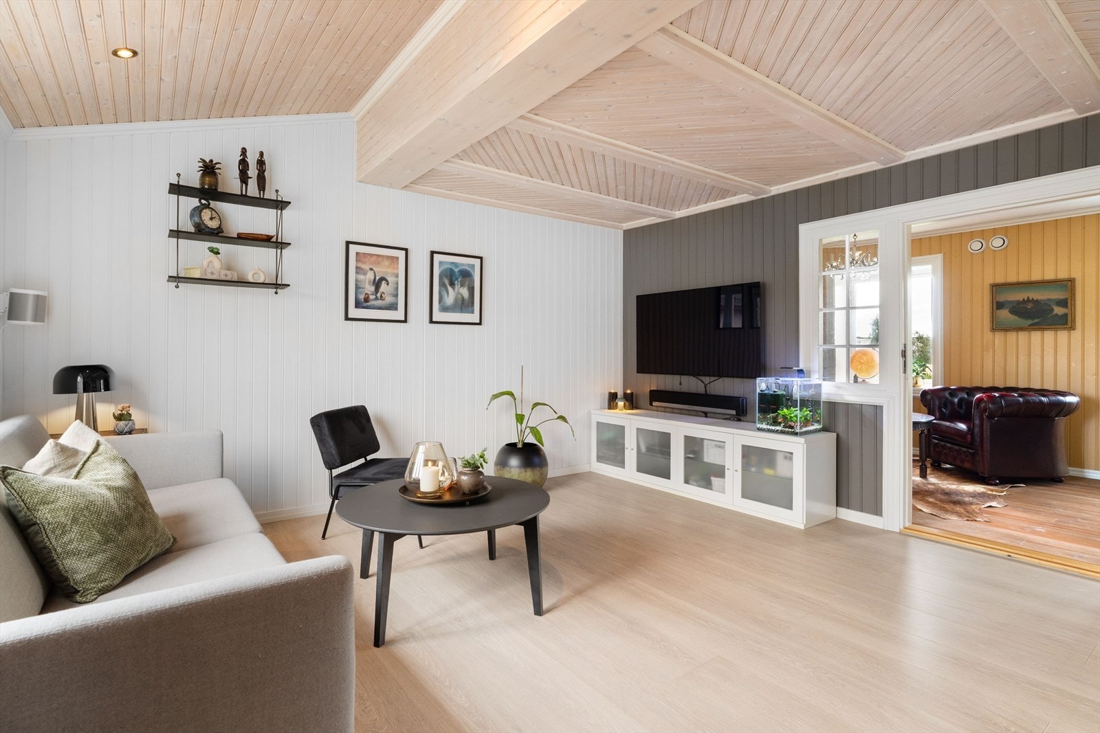 Fra stuen er det inngang til flott innredet peisstue. Galleribilde