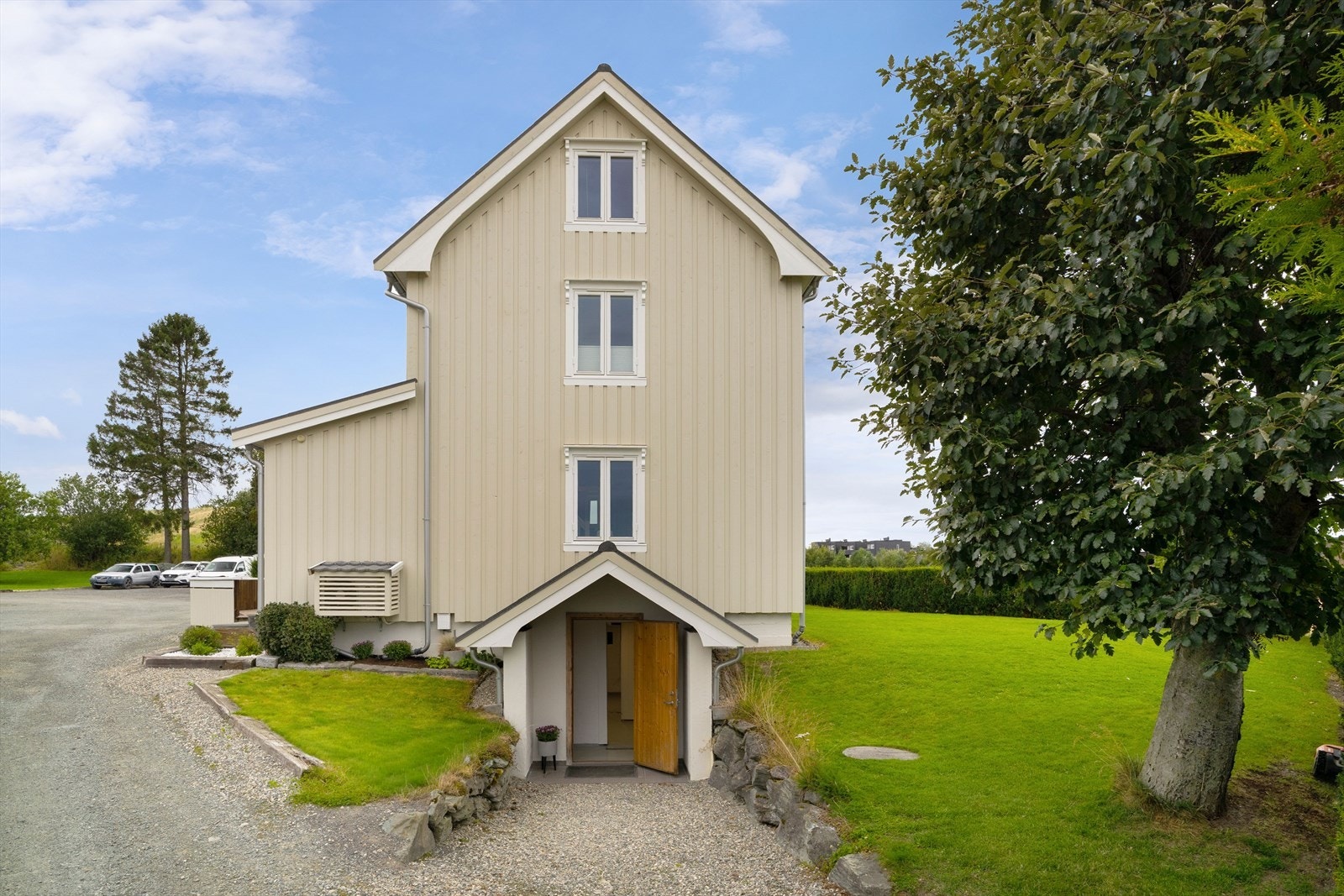 Under boligen er det stort område med god plass til lagring. Galleribilde