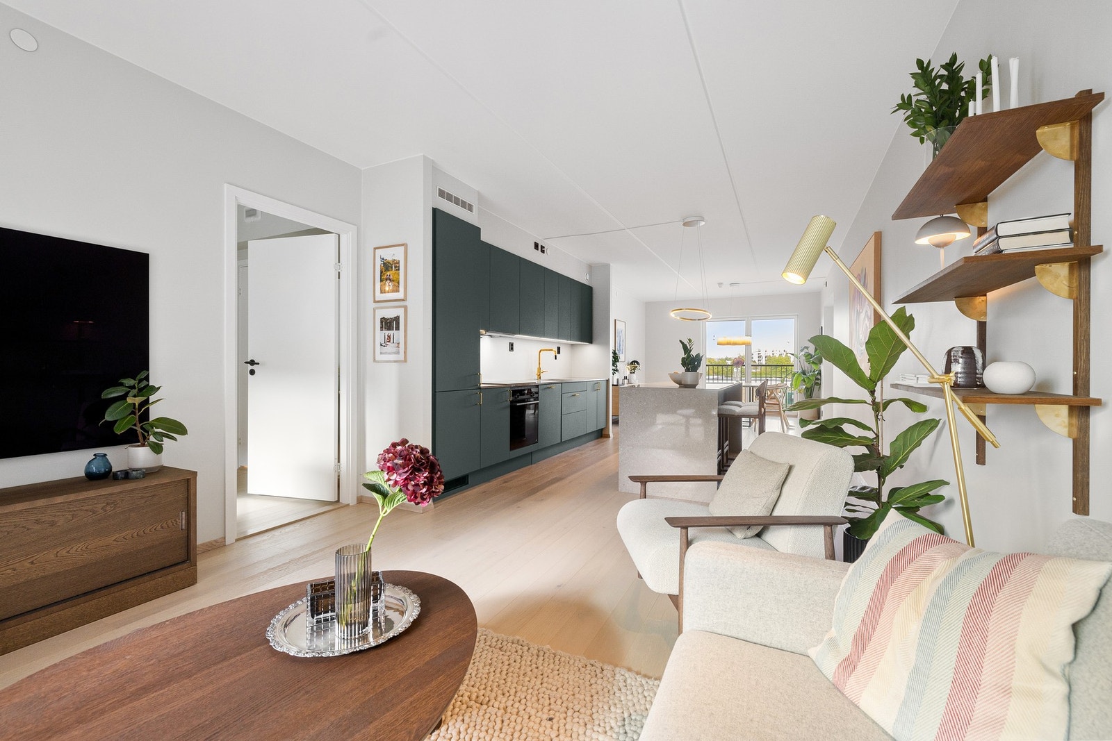 Boligen byr på en lys og luftig stue- og kjøkkenløsning, hvor store vindusflater på begge sider sørger for en gjennomgående og behagelig lysflyt. Galleribilde