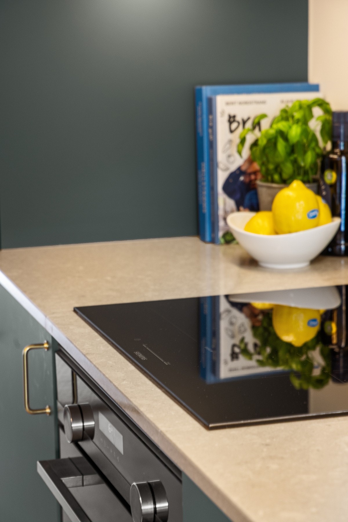 Innredningen er fra byggeåret 2024 og levert av HTH. På kjøkkenøya har selger oppgradert med modellen Nordic Spirit. Galleribilde