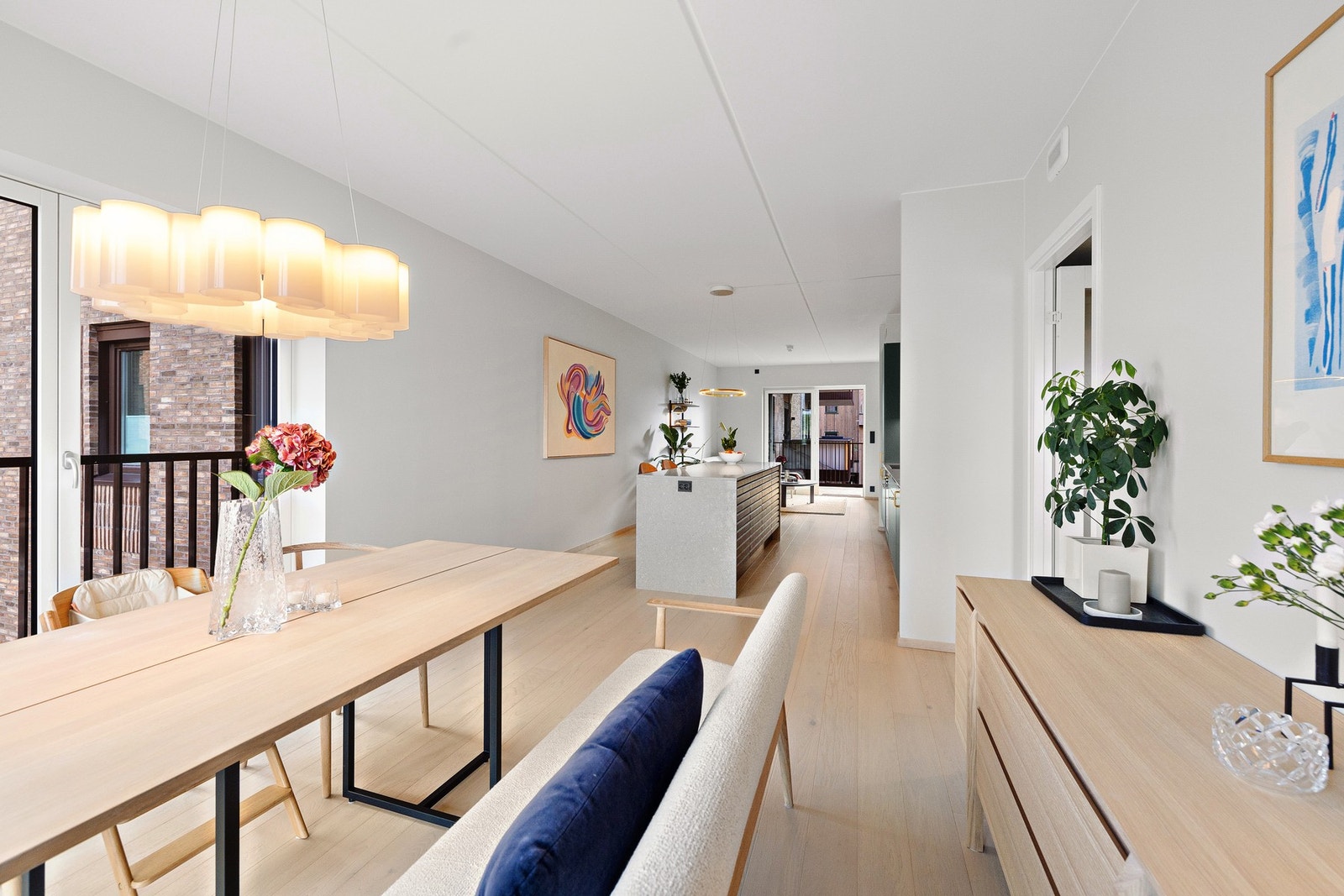 Den lyse eikeparketten kombinert med hvitmalte flater gir en tidløs base som enkelt kan tilpasses din egen stil, enten med møbler eller farger. Galleribilde