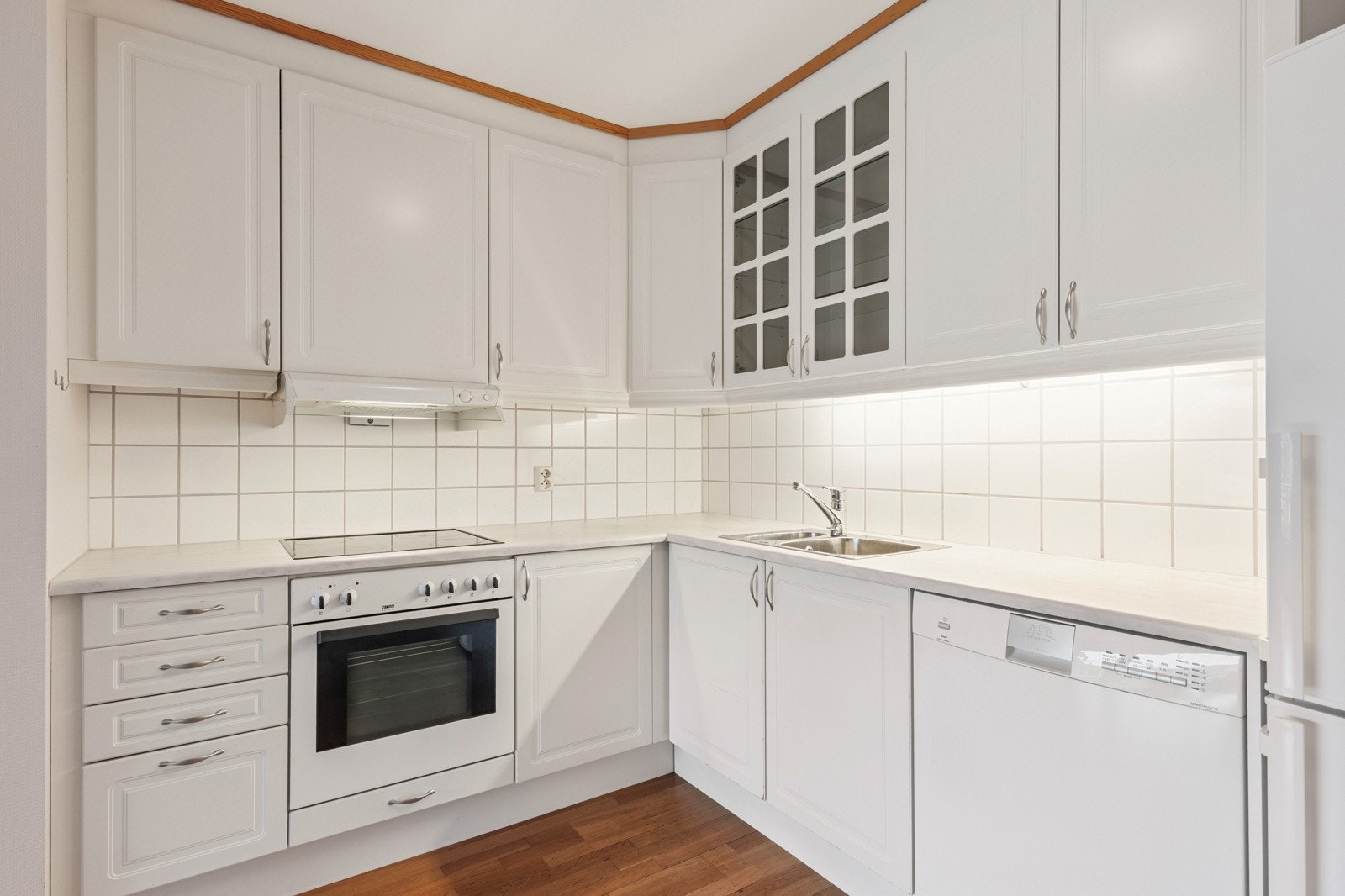 Kjøkken hvor oppvaskmaskin og komfyr medfølger. Galleribilde