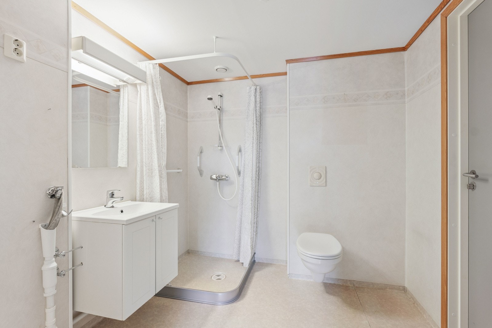 Bad med opplegg for vaskemaskin Galleribilde