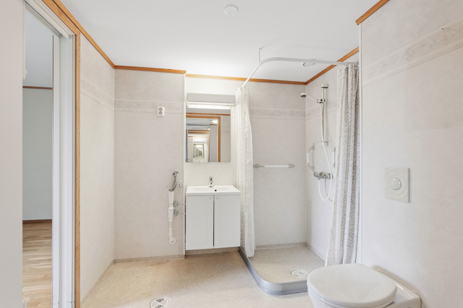 Bad med adkomst fra både gang og soverom Galleribilde