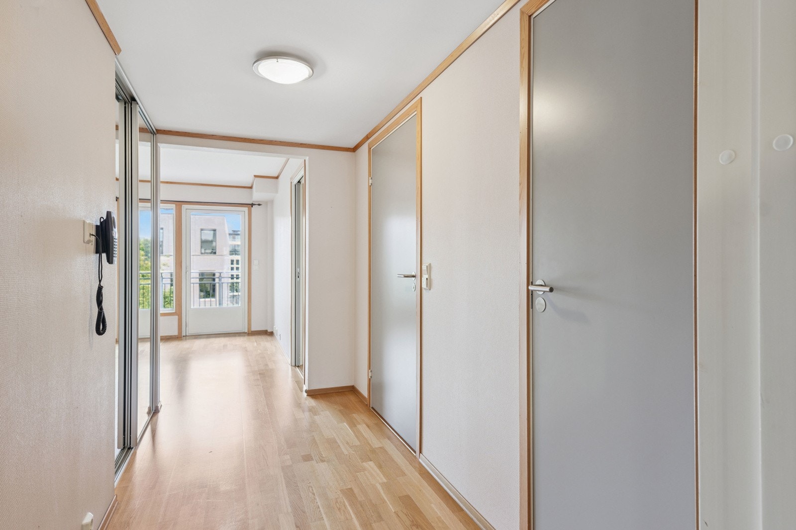 Lys gang med skyvedørsgarderobe med speilfronter Galleribilde