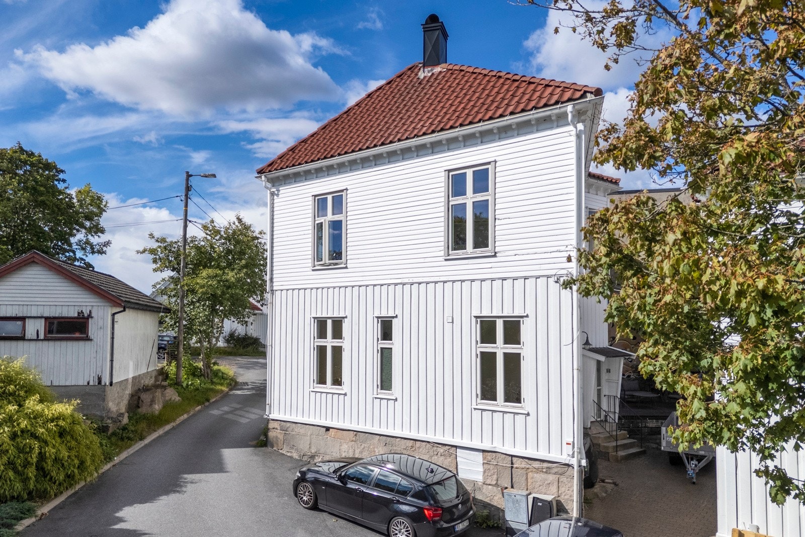 Sentralt i byen- i en rolig gate- beliggende i 1. etg. Galleribilde