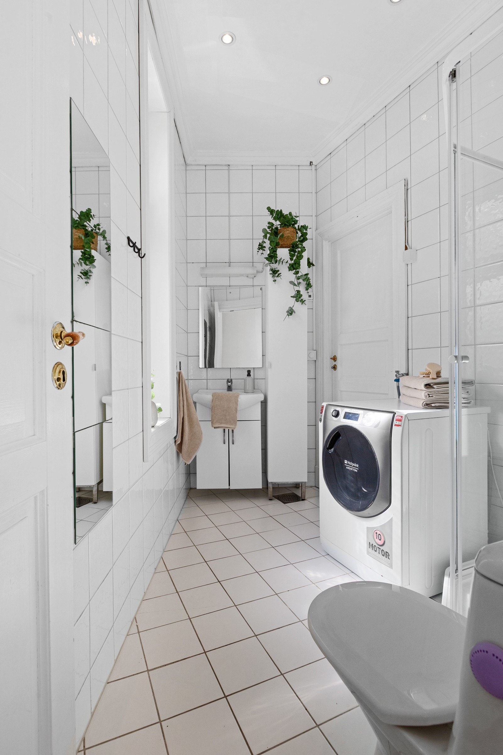 Badet er innredet med dusjkabinett-vask med underskap- høyskap- toalett og opplegg til vaskemaskin Galleribilde