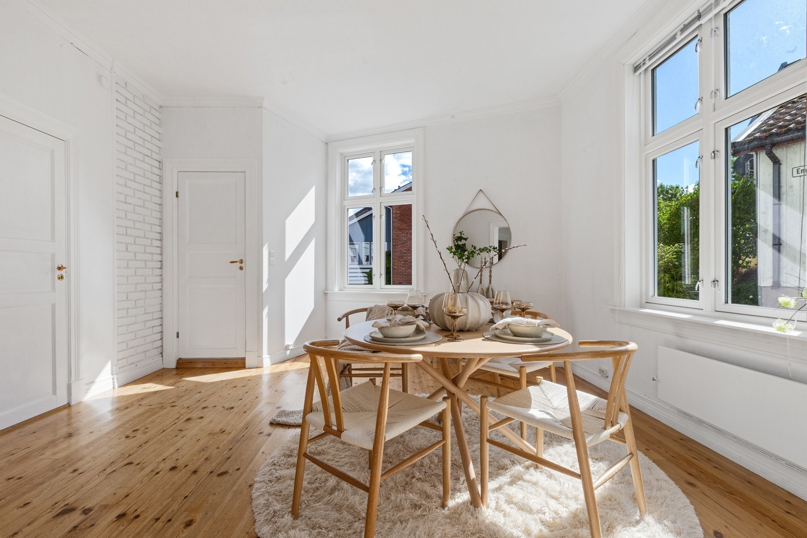 Stuen har en stor takhøyde og sammen med vinduene gir det et godt volum i rommet Galleribilde