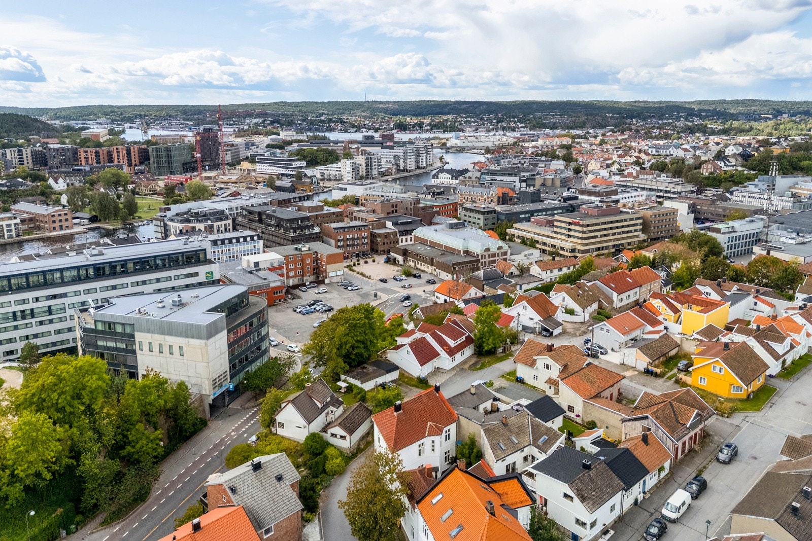 Dronefoto over flotte Fredrikstad som viser beliggenheten til leiligheten Galleribilde