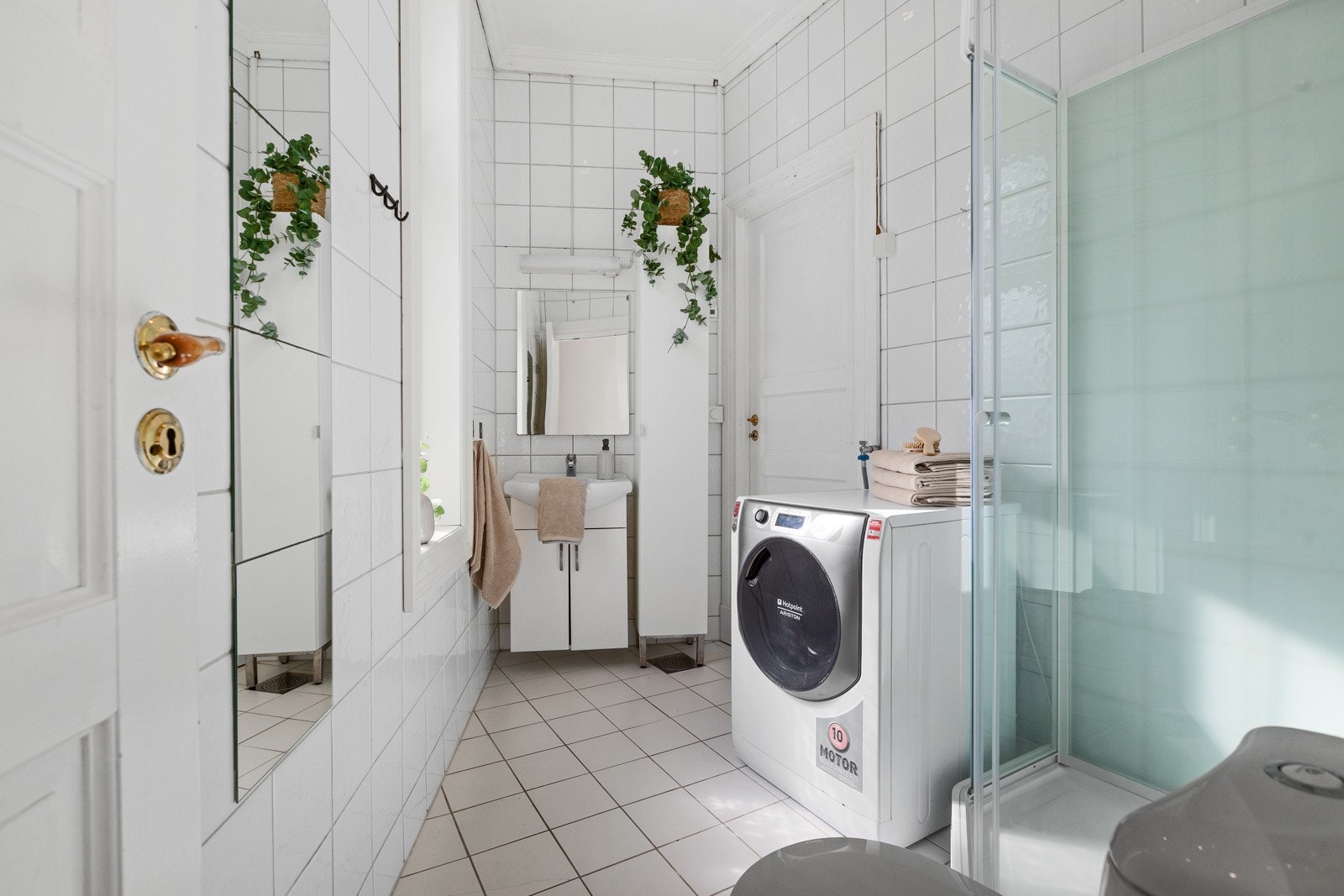 Badet har fliser på gulv og vegg med varmekabel i gulv Galleribilde