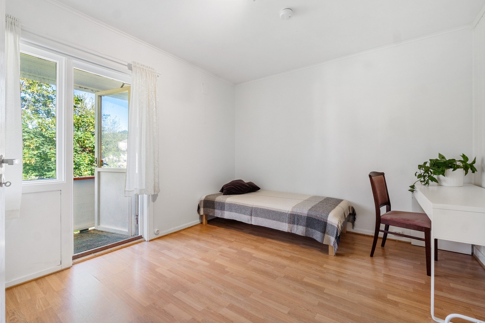 Lyst og luftig soverom med god plass til møblering. Galleribilde