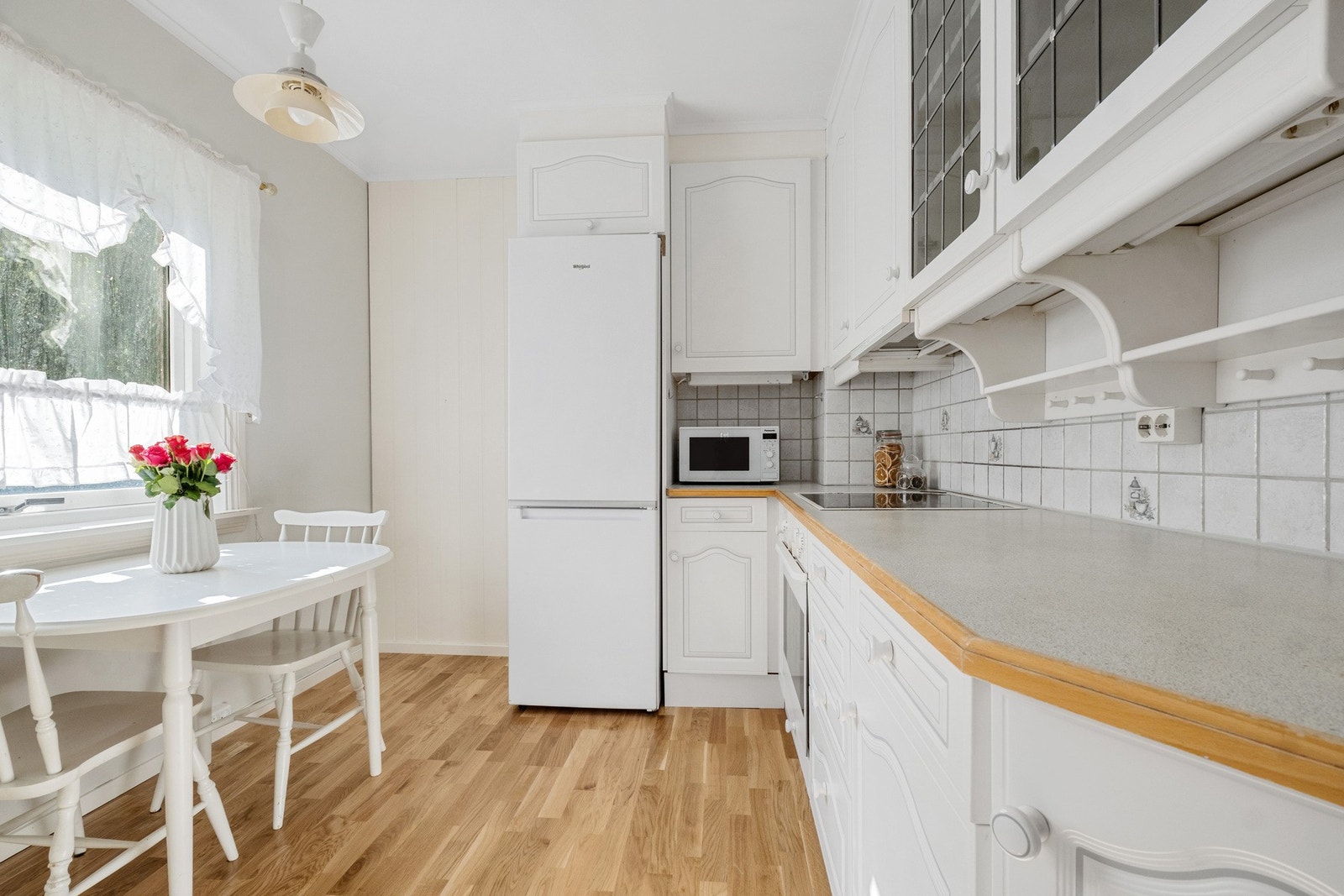 Kjøkkenet er rikelig utbygd med over og underskap for oppbevaringsplass. Galleribilde