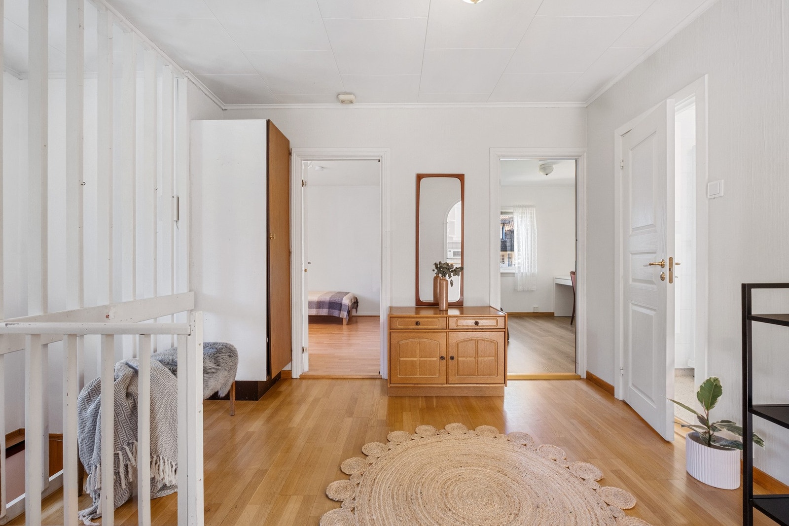 Opp trappen til 2. etasje og du møter en mellomgang som fører deg til etasjens ulike rom. Galleribilde