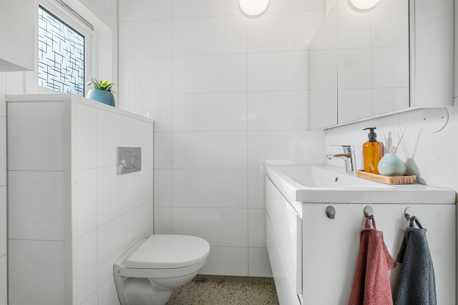 Baderommet i 2. etasje har baderomsplater på vegg og epoxy på gulv. Galleribilde