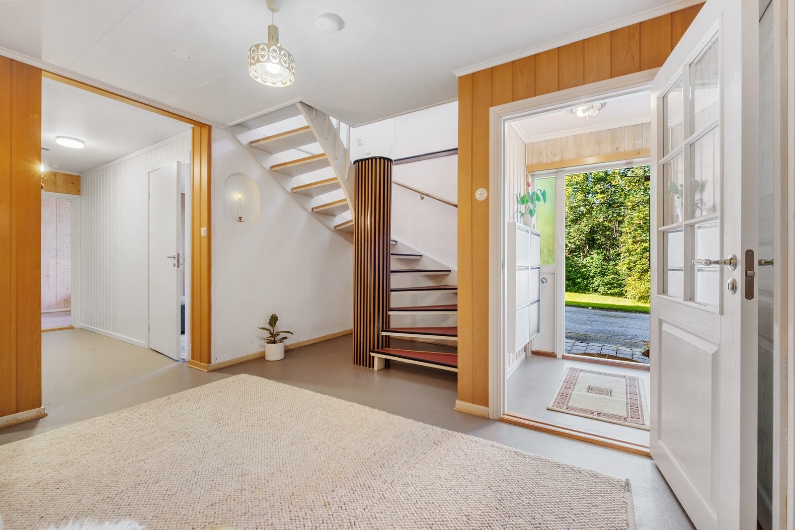 Fra vindfanget ledes du pent videre til gangen, som gir gode muligheter for lagringsplass. Galleribilde