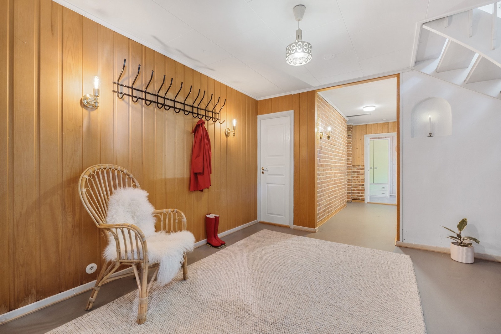 Her er det god plass for møblement til både lagring og velvære. Galleribilde