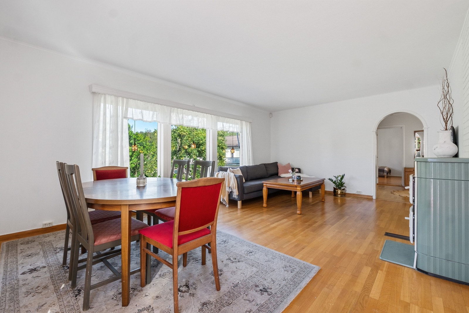 Store vindusflater tillater rikelig med naturlig lysinnslipp. Galleribilde