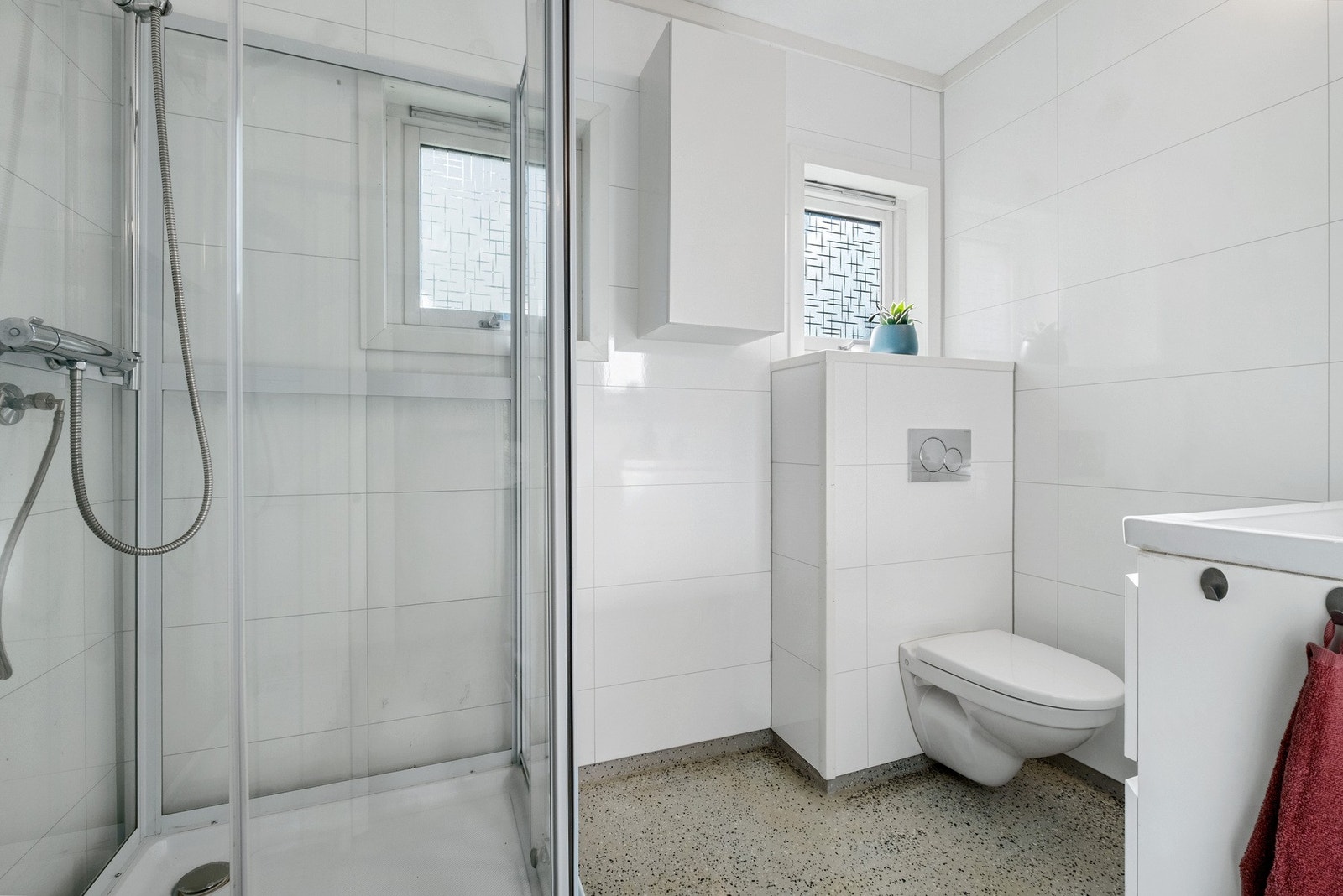 Boligen har to bad som er fordelt på hver sin etasje. Galleribilde