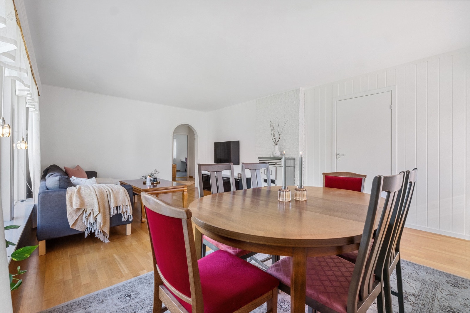 I den åpne løsningen har du også naturlig sone for å etablere spisegruppe. Galleribilde