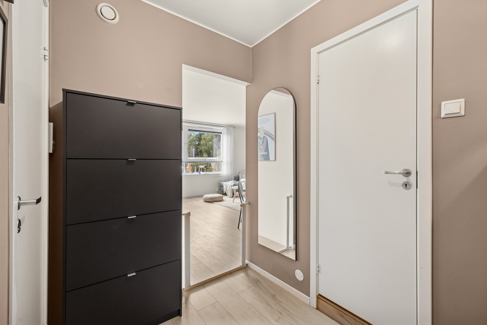 Du ønskes velkommen inn i en romslig entré med god plass til å sette fra deg sko og henge fra deg yttertøy. Galleribilde