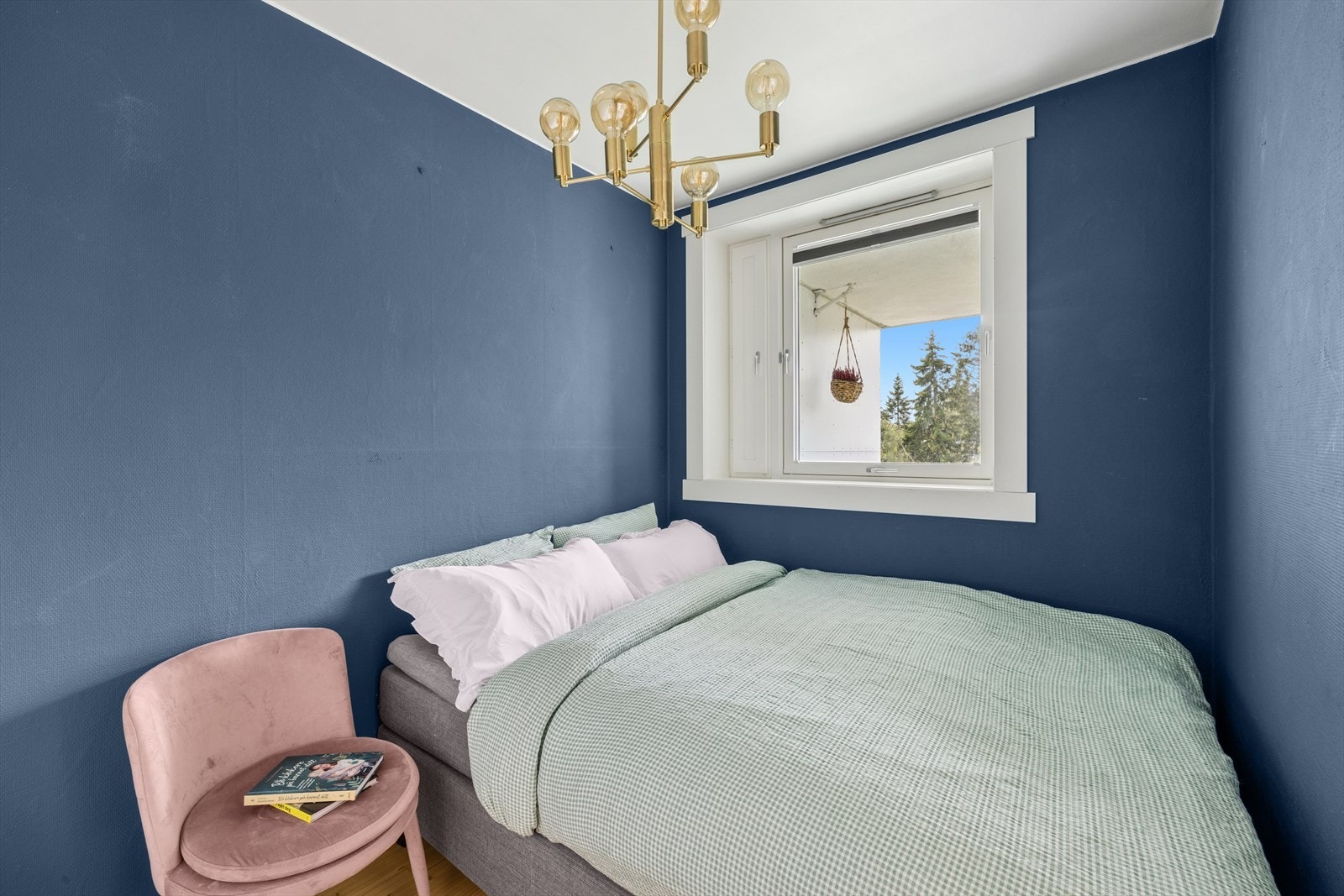 Soverommet har tilstrekkelig plass til en seng med tilhørende nattbord og annet nødvendig soveromsmøblement. Her slipper vindusflatene rikelig med naturlig lys som skaper en hyggelig atmosfære. Galleribilde