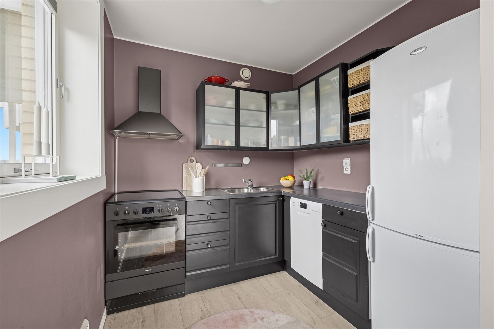 Kjøkkeninnredning fra 2012 med under-/overskap og profilerte malte fronter. Benkeplater av laminat med nedfelt kum i rustfritt stål og ett-greps
blandebatteri. Hvitevarer som: komfyr, oppvaskmaskin, ventilator og kjøle-/fryseskap. Galleribilde