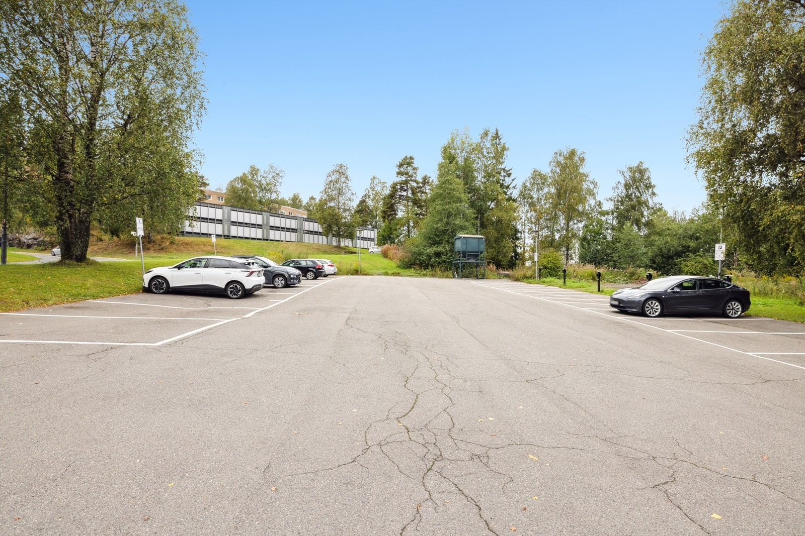 Følger med en fast biloppstillingsplass i felles garasjeanlegg.
Borettslaget har også en del parkeringsplasser (ute) for utleie. Styret kontaktes ved oppsigelse/tildeling. Galleribilde