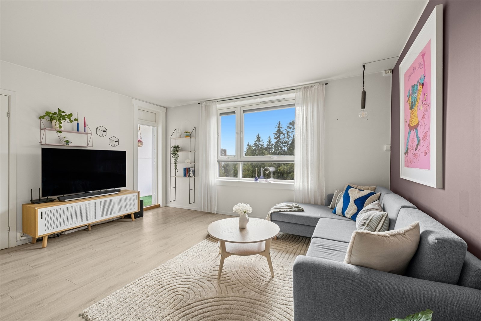 De store vindusflatene slipper inn rikelig med naturlig lys, som gir en god atmosfære i leiligheten. Galleribilde