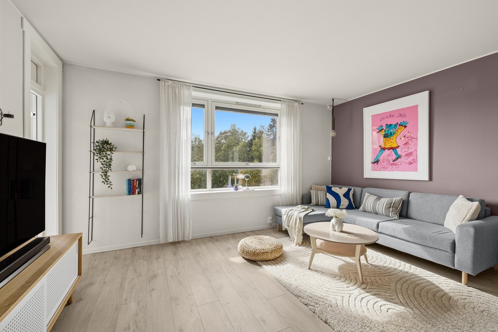 Stuen er et sosialt samlingspunkt for familie og venner, og passer ypperlig for store sammenkomster således som for avslapping. Galleribilde