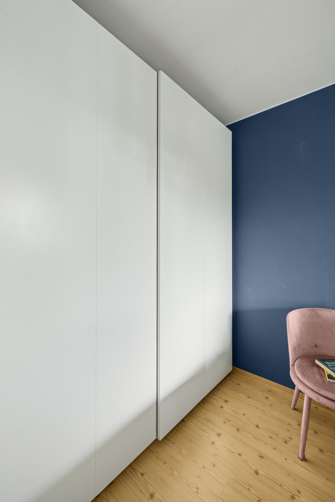 Rommet er utstyrt med et praktisk garderobeskap som optimaliserer lagringsplassen. Galleribilde