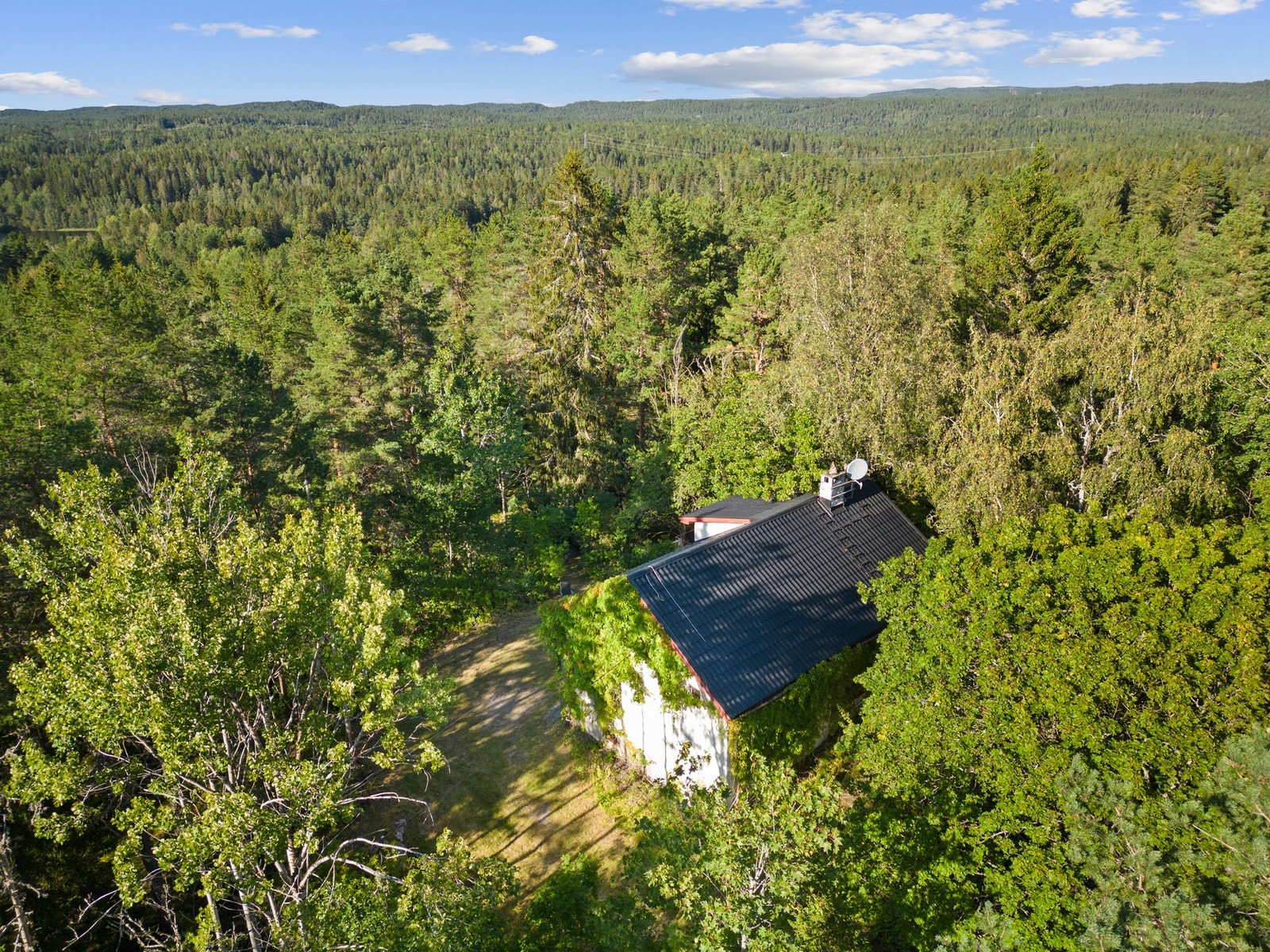 Tomten er på hele 11,5 mål og er regulert til bolig/tjenesteyting. Galleribilde