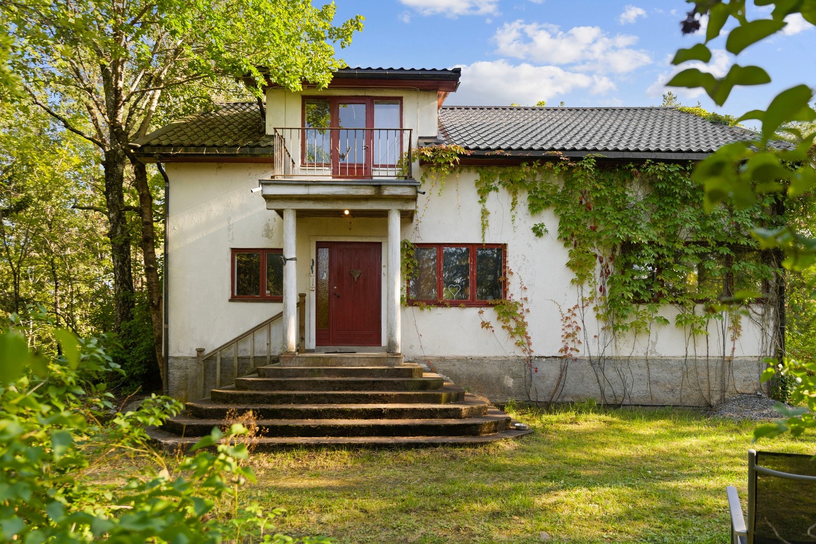 På tomten står det et hus, et anneks og en bod som vurderes som et renovasjonsobjekt. Galleribilde