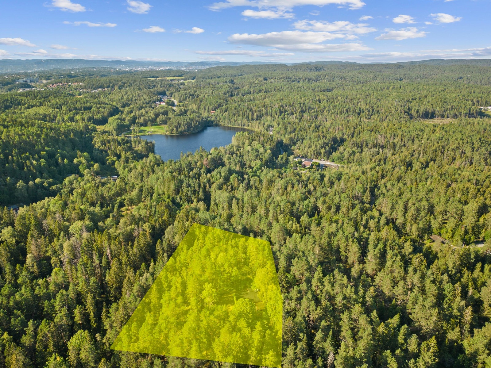 John-Andrè Rasmussen ved PrivatMegleren har gleden av å presentere Delebekken 11 - en stor tomt med gode muligheter for fremtidig utvikling. Tomtegrensen er markert for å illustrere eiendommens omtrentlige avgrensning. Oppmerkingen er veiledende og ikke e Galleribilde