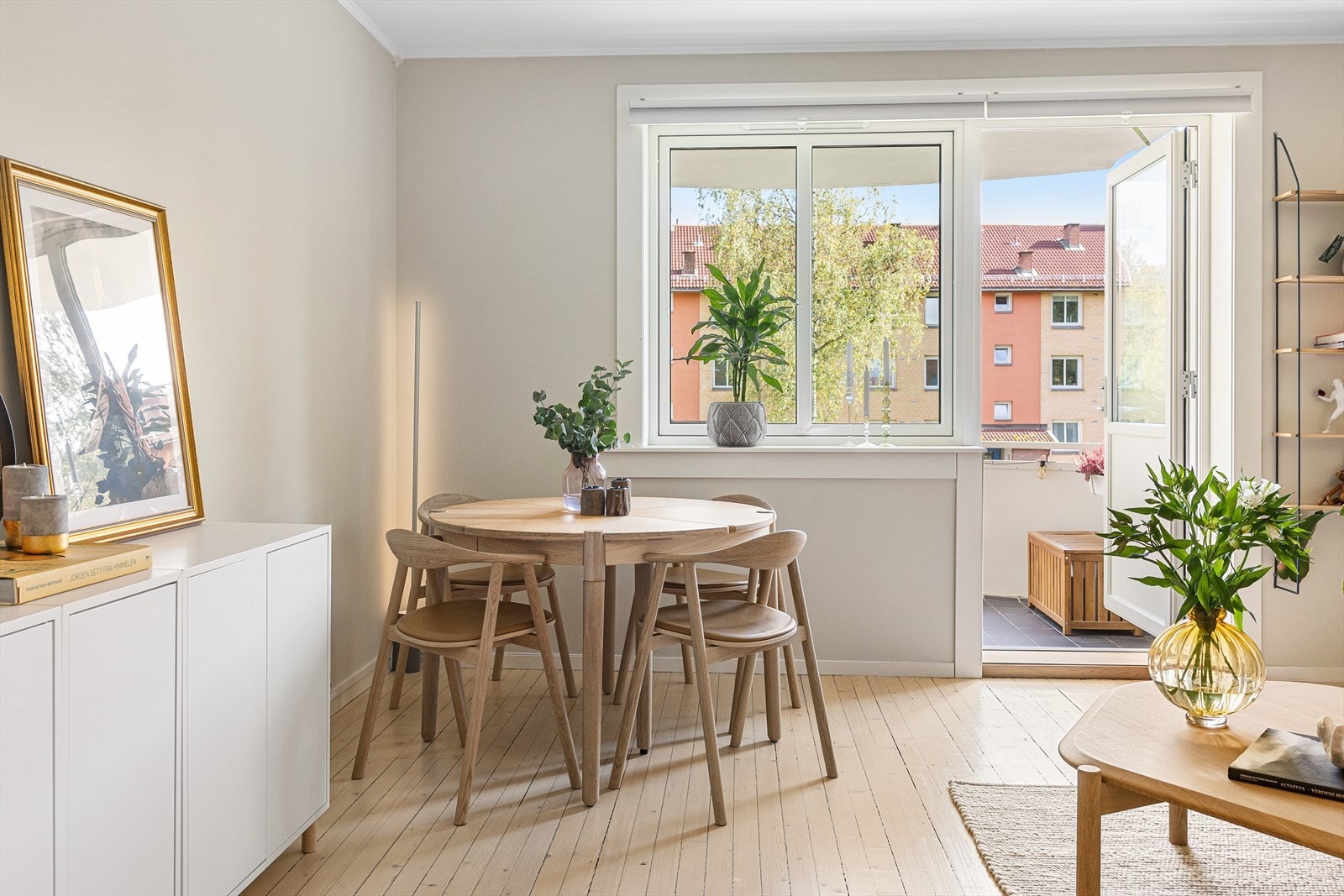 Vegger og tak ble malt i 2020, og i 2022 ble stueveggene oppfrisket med ny maling, noe som gir rommet et lyst og moderne uttrykk. Galleribilde