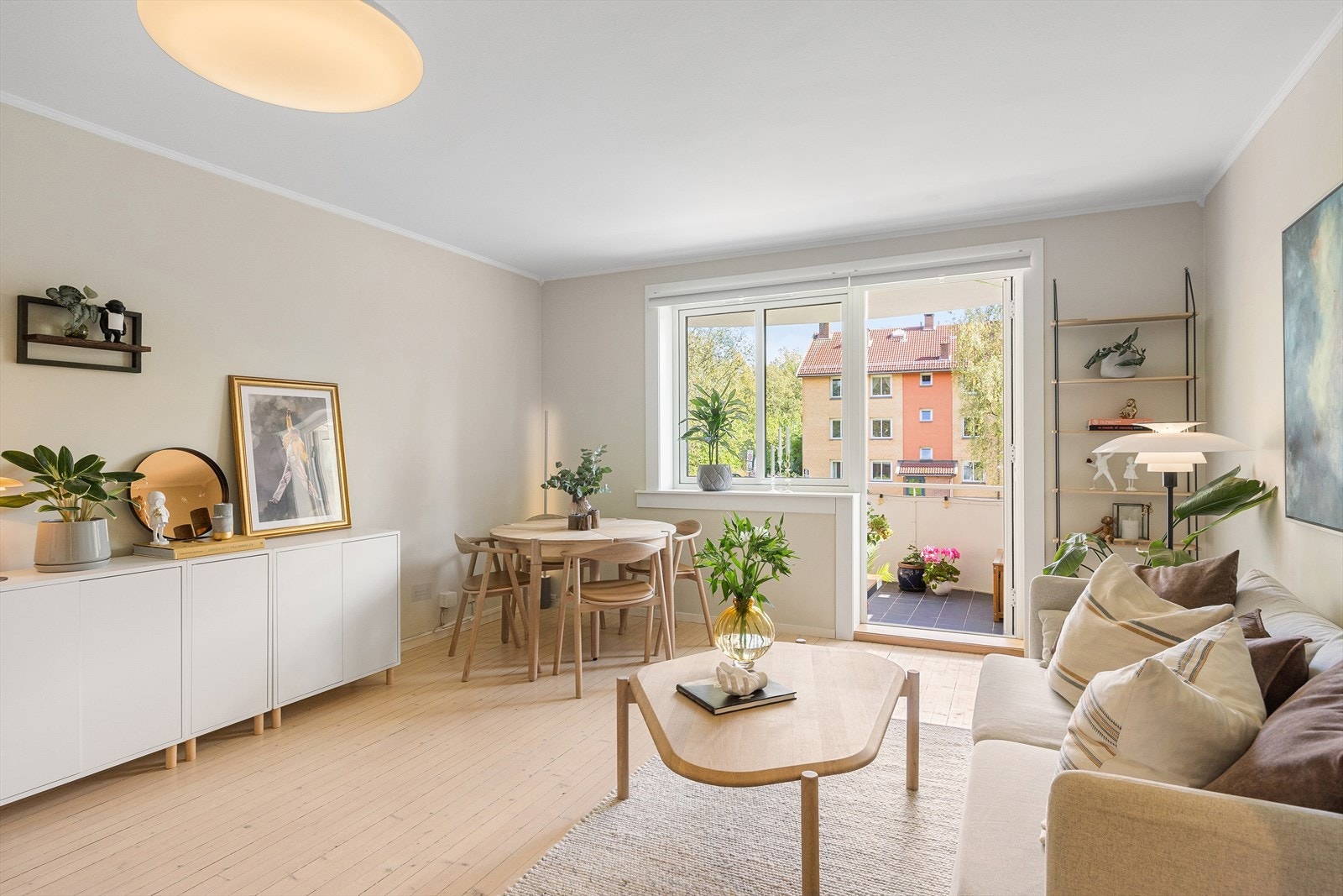 Velkommen til Kjelsåsveien 5B! Dette er en innbydende og lys 3-roms leilighet med attraktiv og familievennlig beliggenhet i et populært og veldrevet borettslag. Galleribilde