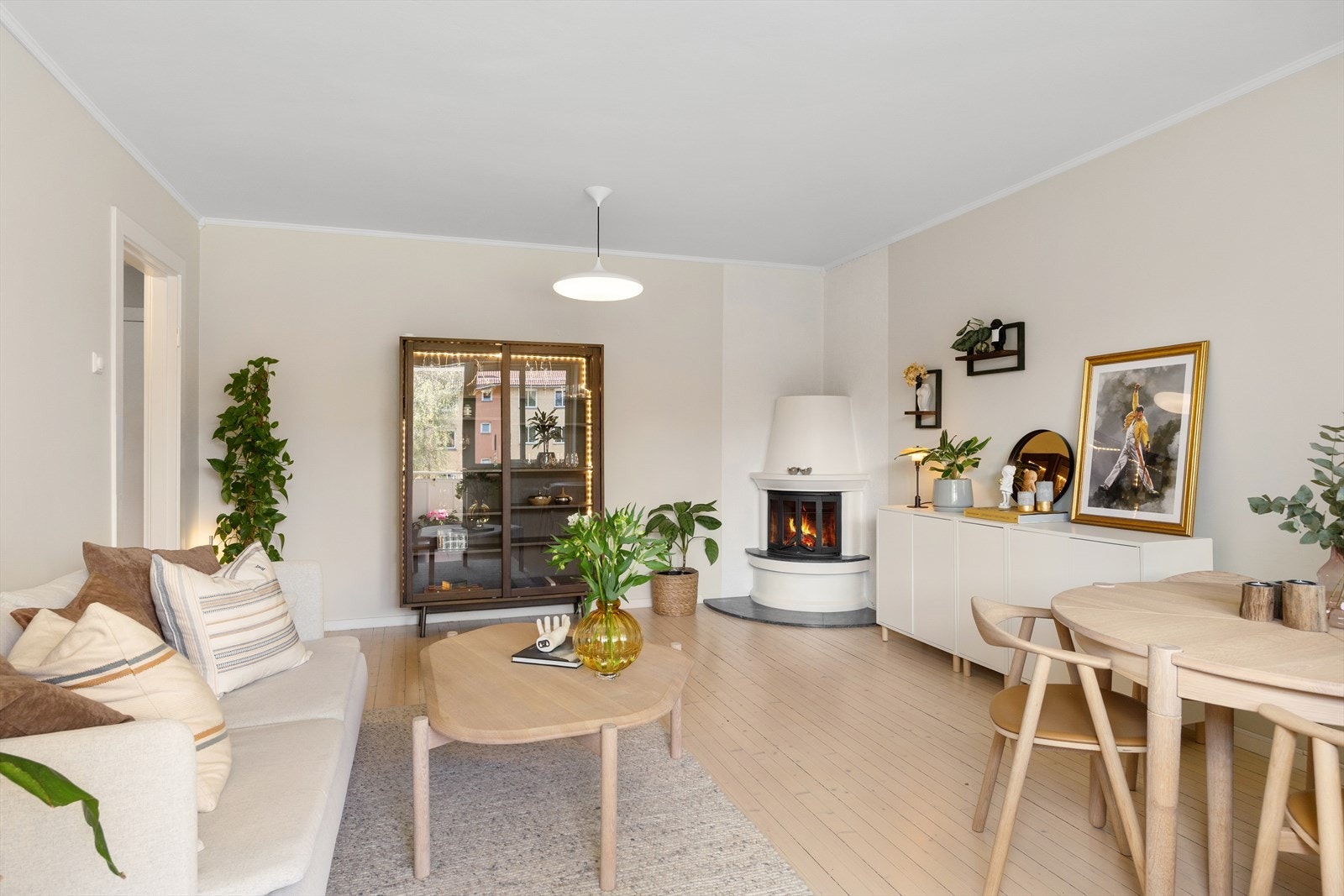 Stuen har også en peis som skaper både varme og en hyggelig atmosfære på kalde dager. Galleribilde