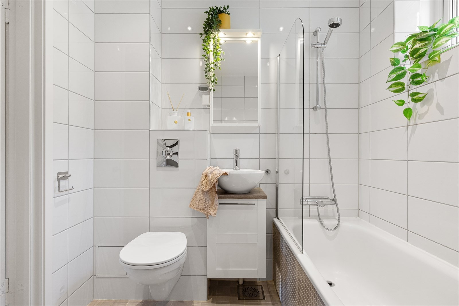 Pent, flislagt baderom med gulvvarme og downlights i himlingen. Galleribilde